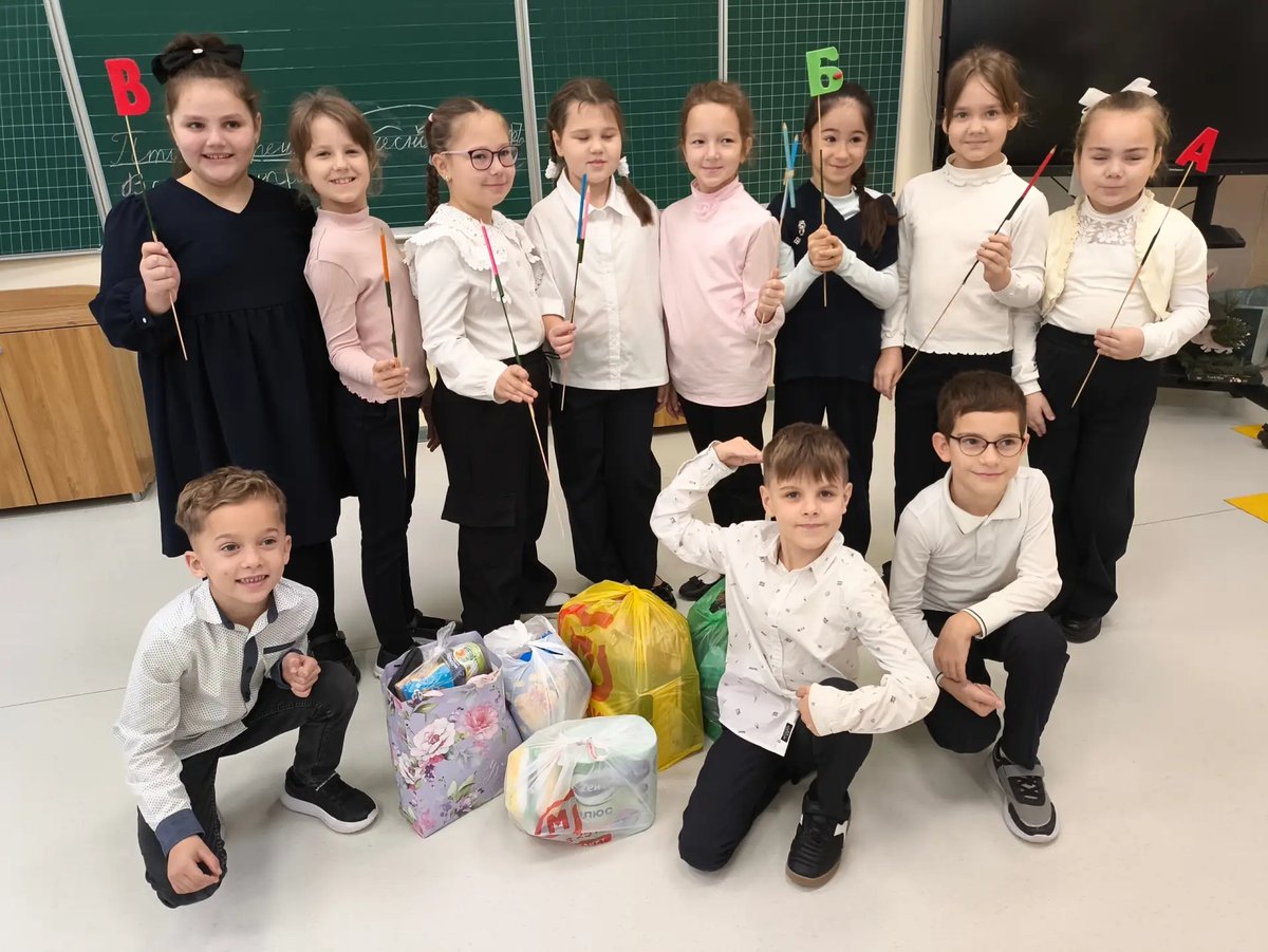 В гимназии "Юнона" проходил сбор гуманитарной помощи для бойцов спецоперации.